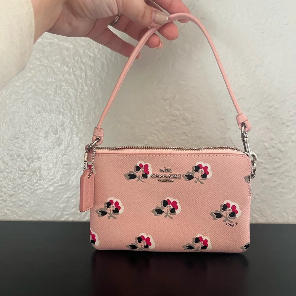 ✨NWOT - Coach Floral Corner Zip Wristlet✨ - Picture 7 of 9